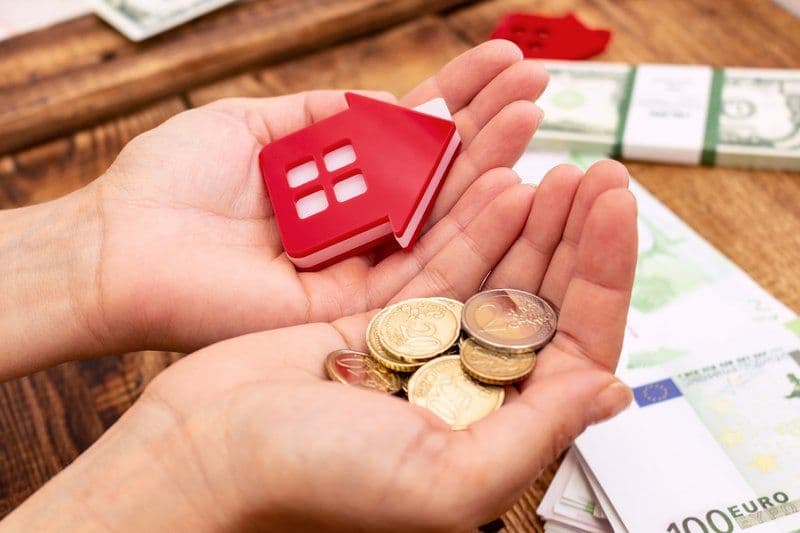 Despite the crisis, no drop in real estate prices is in sight; many tenants are in distress