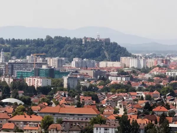 Real estate: Buyers are even raising the price just to get an apartment